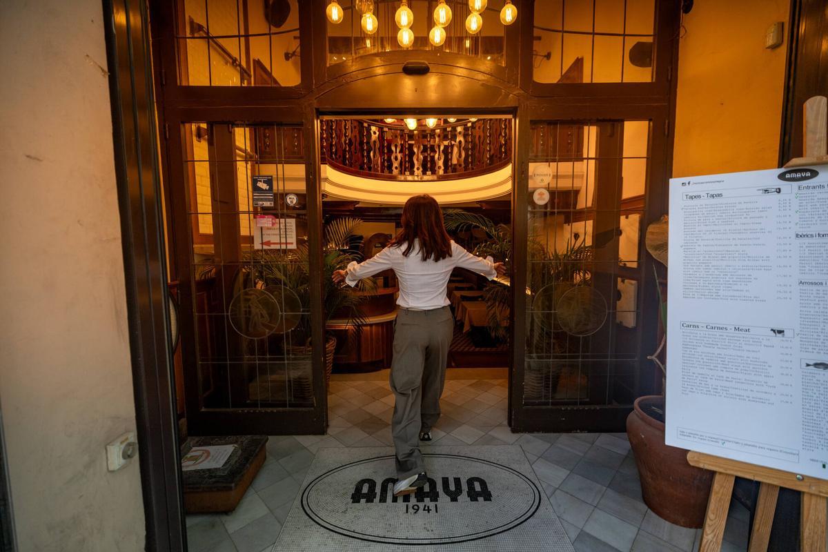 barcelona 1/10/2025 Barcelona Entrevista a Mireia,propietaria del restaurante Amaya de la Rambla,abierto hace 84 aÃ±os. AUTOR: JORDI OTIX