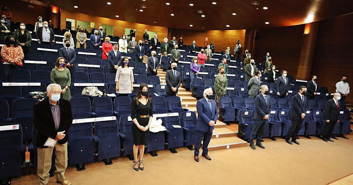 El acto arrancó con un minuto de silencio en recuerdo de las víctimas de la violencia de género. | ANTONIO AMORÓS