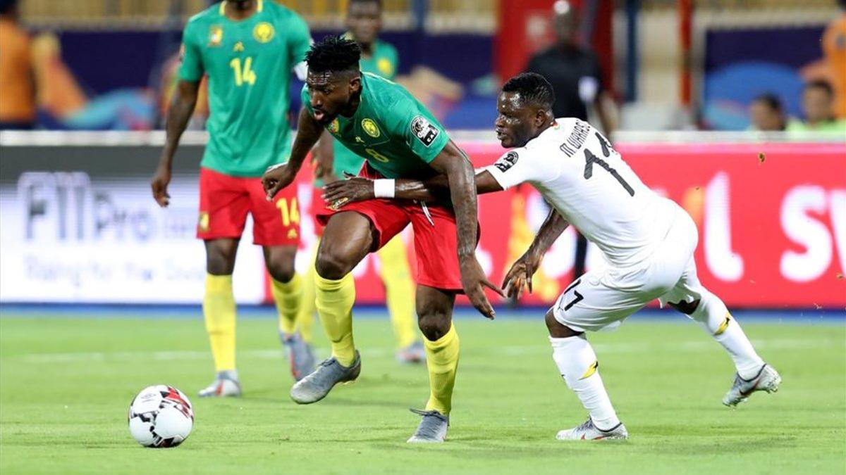 Wakaso intenta frenar la progresión de Anguissa