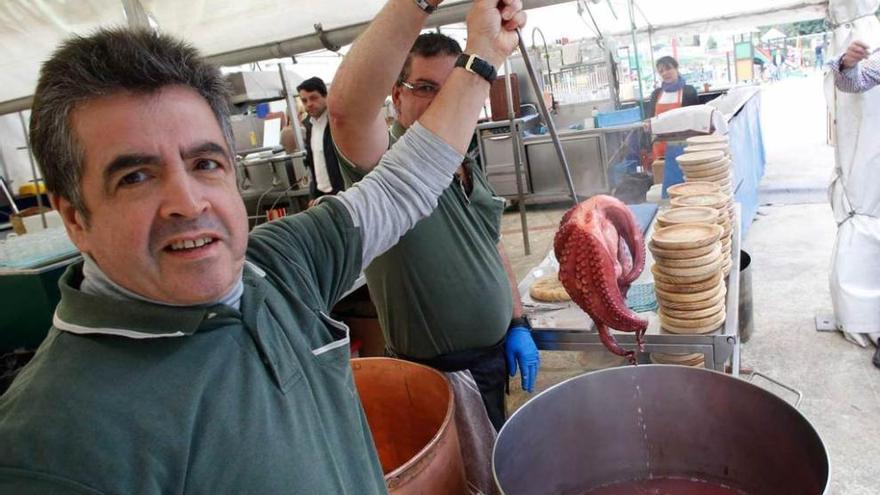 José Martínez, mostrando un pulpo ya cocinado, en la plaza de los Maestros de Las Vegas.