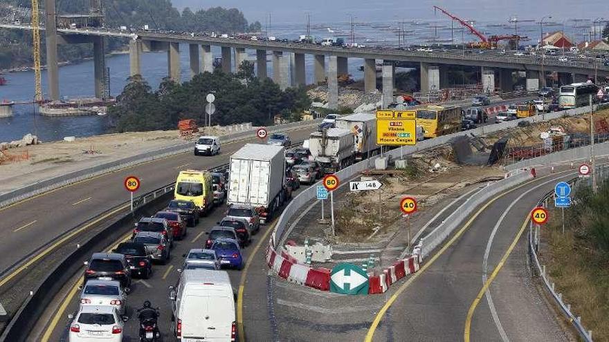 Retenciones en dirección Pontevedra por las obras de ampliación del puente de Rande.  // Ricardo Grobas