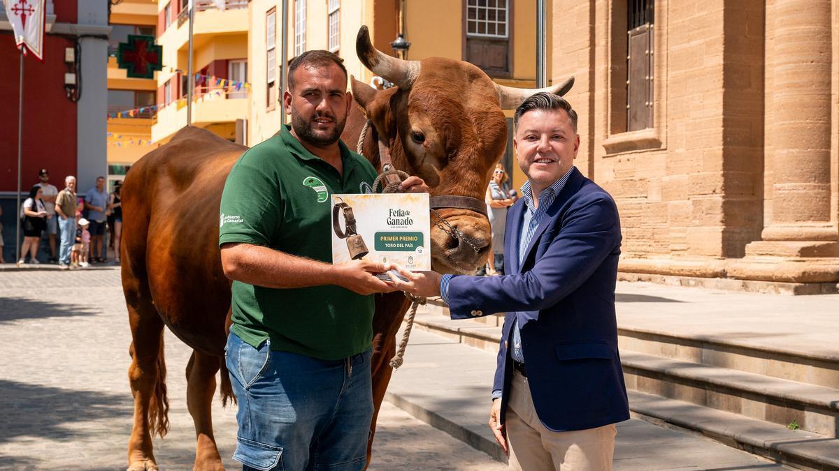 El alcalde de Gáldar, Teodoro Sosa, junto al ganador del primer premio al toro del país, Gregorio Bordón.