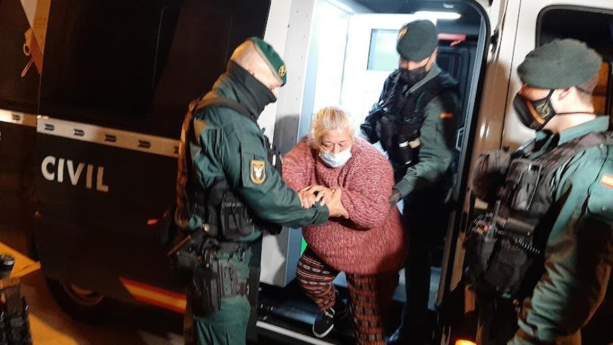 Guardias civiles ayudan a La Paca a descender del furgón para entrar en los Juzgados.