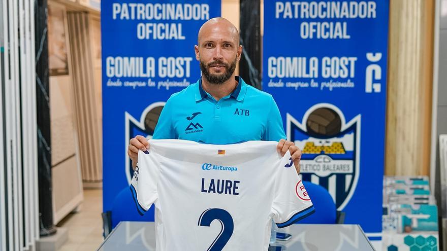 Laure posa junto a su nueva equipación.