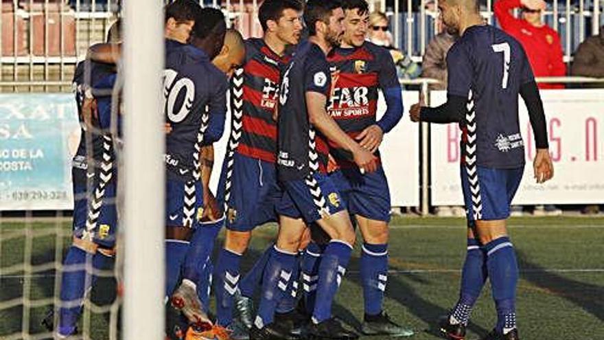 Els jugadors del Llagostera celebren un gol contra el Granollers al Municipal.