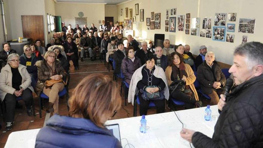 Los técnicos de Medio Rural se reunieron con los vecinos en el centro social de Abades. // Bernabé/J. Lalín