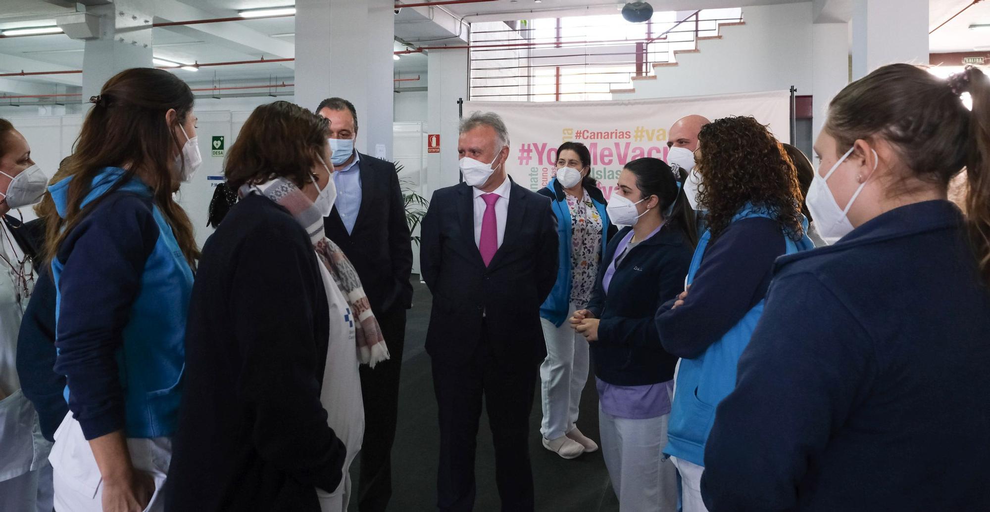 Ángel Víctor Torres y Blas Trujillo visitan el punto de vacunación de Infecar