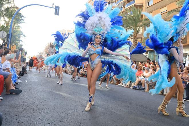 Alicante celebra las Hogueras con acento internacional en su Desfile Folclórico