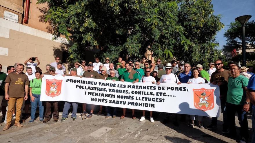 Miles de personas se manifiestan en Palma en defensa del mundo rural y la caza