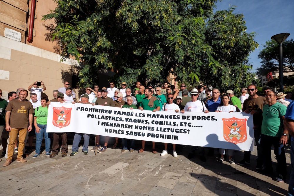 Miles de personas se manifiestan en Palma en defensa del mundo rural y la caza