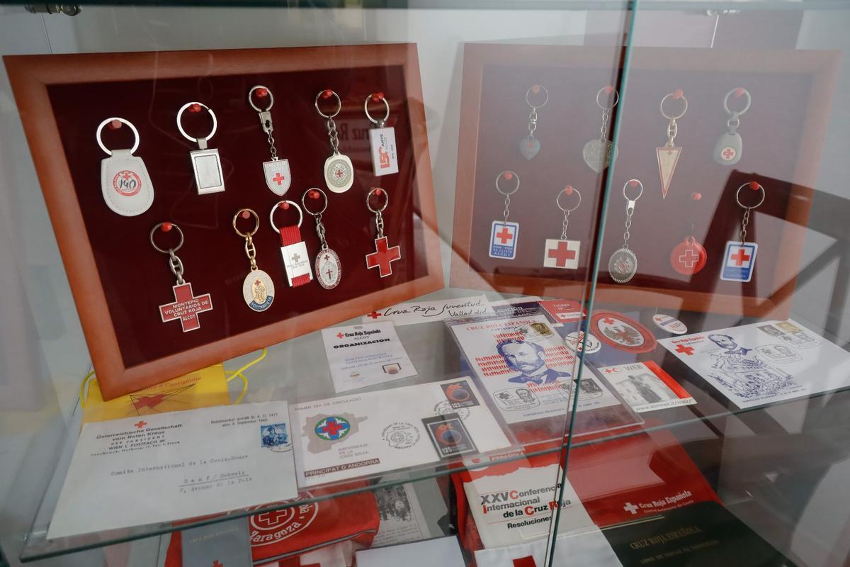 Algunos de los objetos que forma la coleccion de la Asamblea Local de Alcoy de la Cruz Roja