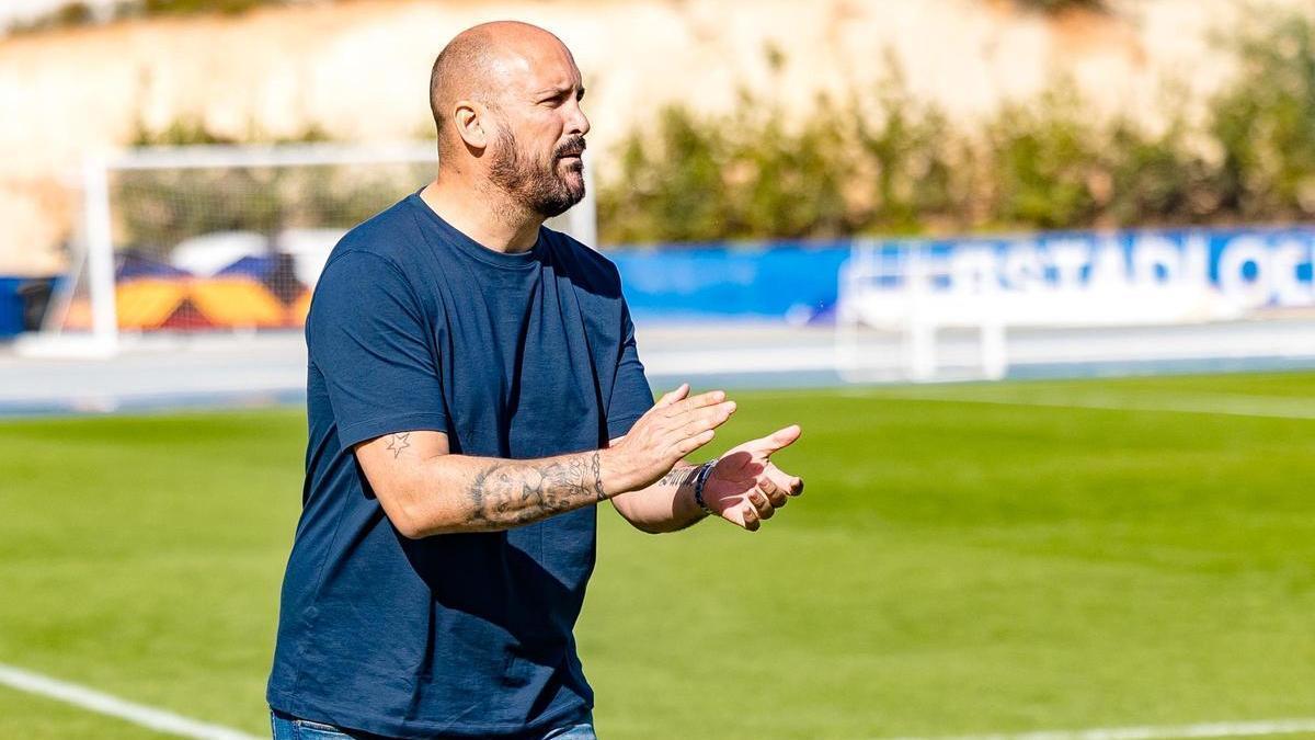 Kiko Lacasa dirigiendo al equipo en el Olímpic Camilo Cano