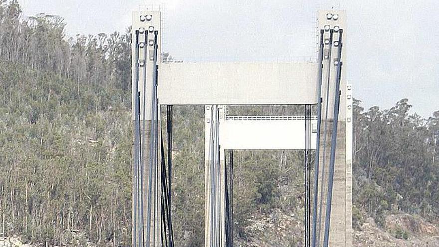 Imagen del vehículos atravesando el puente, ayer.