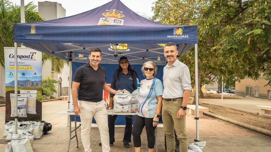 San Bartolomé de Tirajana entrega a los vecinos compost creado con residuos de hoteles