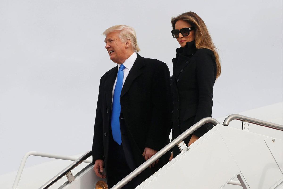 Melania Trump junto a Donald Trump bajando de su jet en Washington