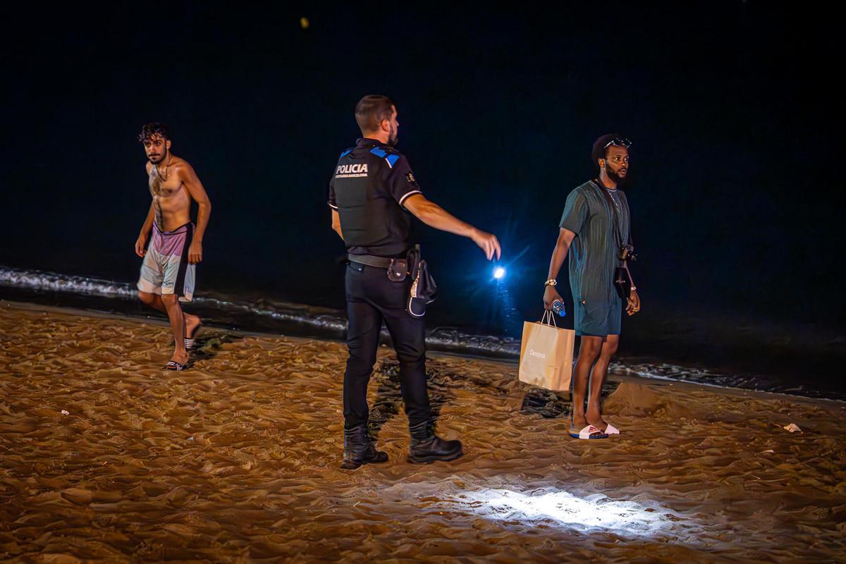 Refugio nocturno: Barcelona se refresca y descansa en sus playas durante las noches calurosas