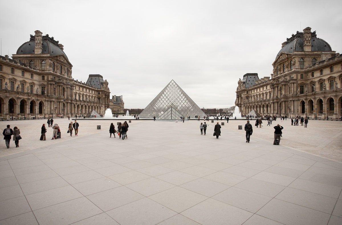 Acceso al Museo del Louvre