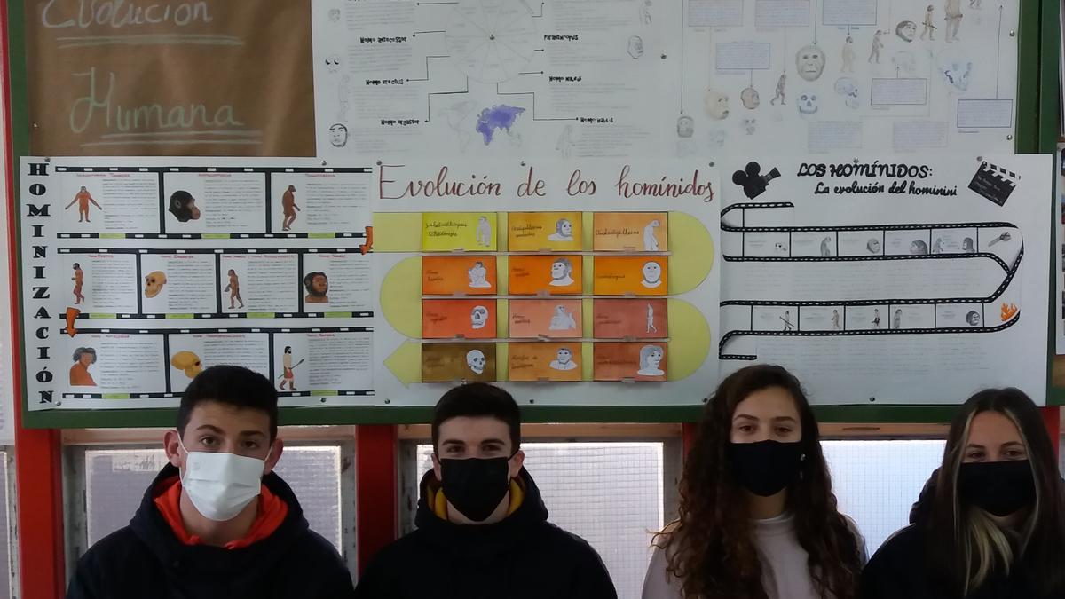 Alumnos de Cultura Científica del IES Sierra de la Virgen con las cartulinas expuestas en su centro.