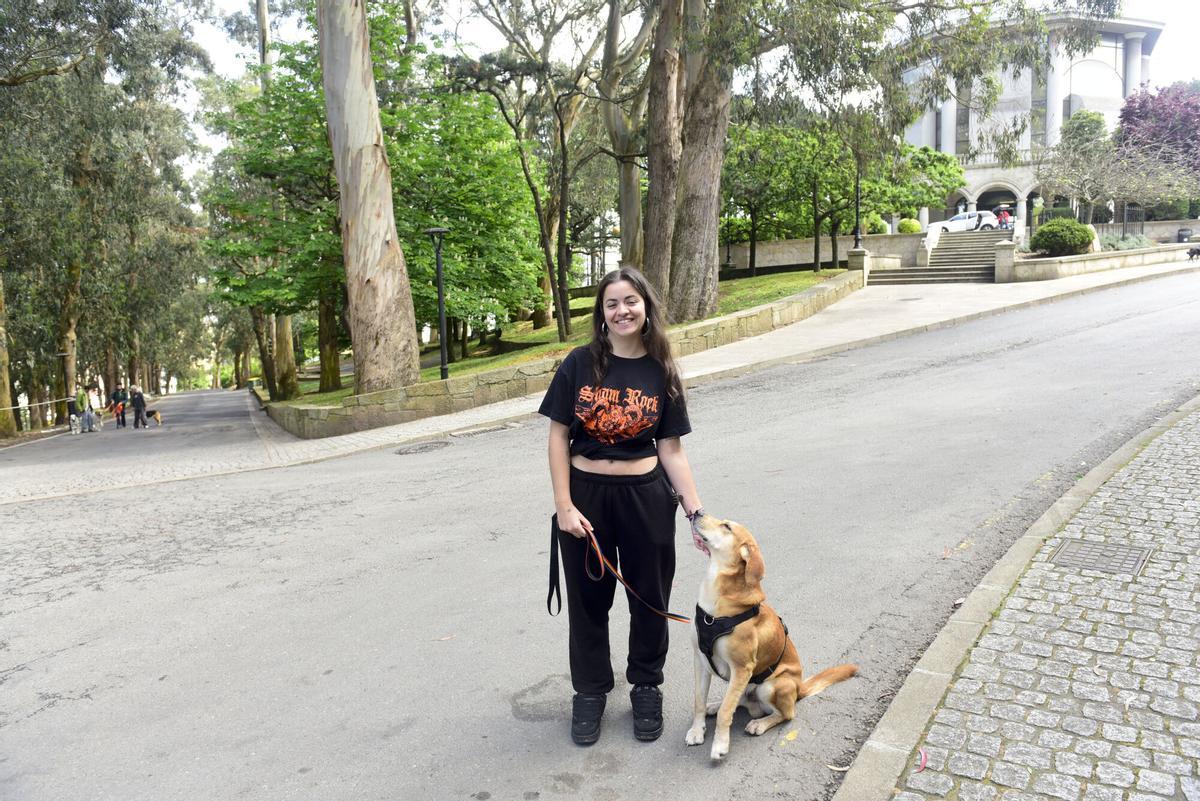 Alba Remuñan, vecina de Santa Margarita, con su perro