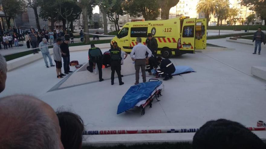 Los efectivos de emergencia, en torno a la fuente de la ampliada alameda. // L.D.