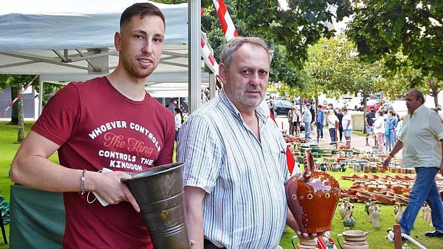 José Antonio Añón de Alfarería Lista de Buño y su hijo Alberto. |  // M.V.