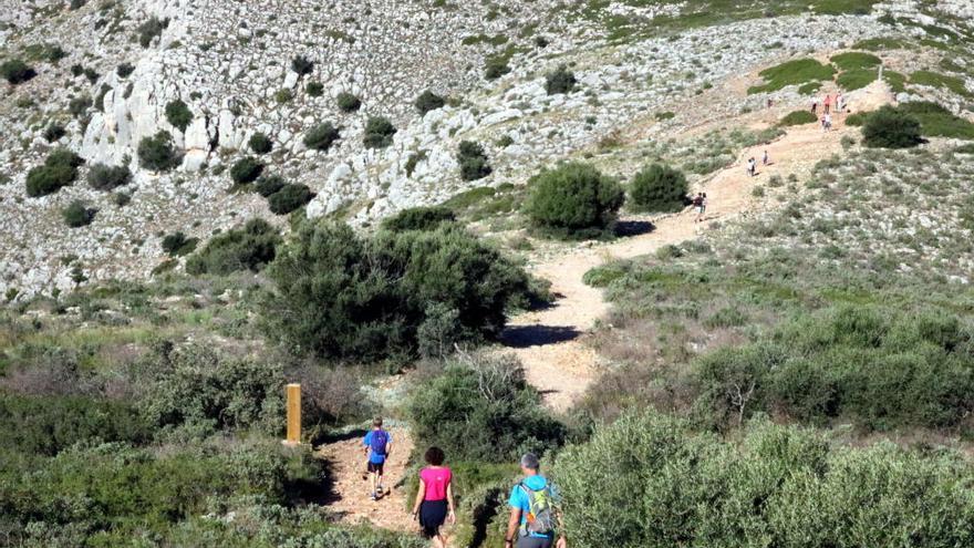 Una família passejant pel massís del Montgrí.