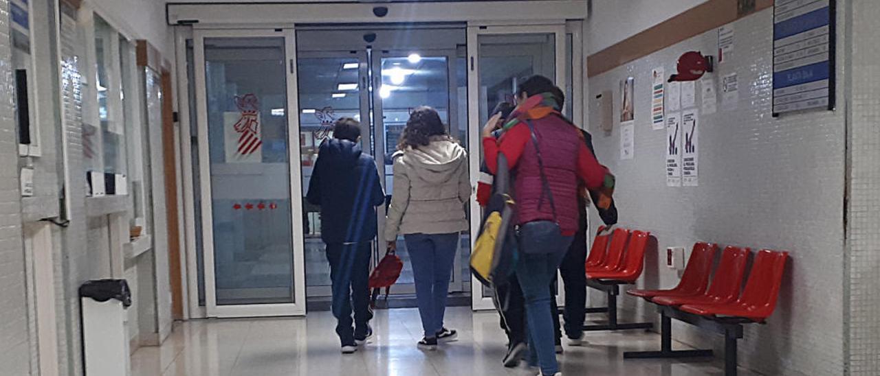 Usuarios acceden a uno de los centros de salud ubicados en la ciudad de Alicante.