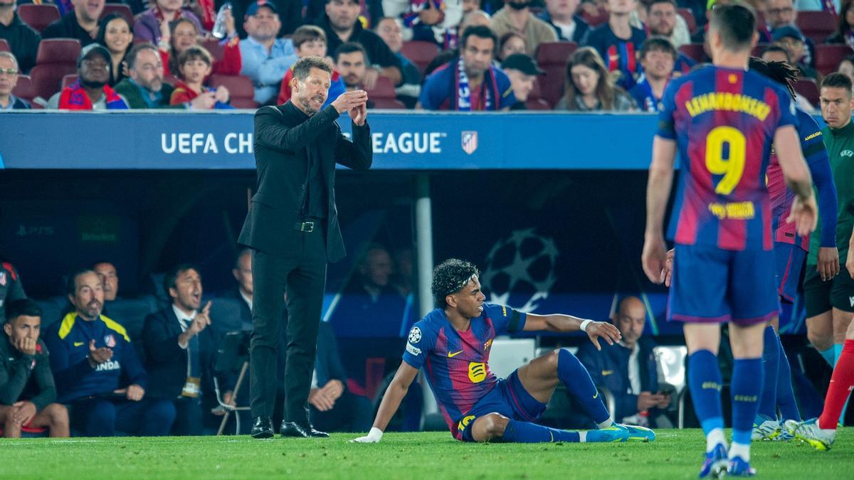 Diego Simeone gesticula en una falta cometida sobre Lamine Yamal.