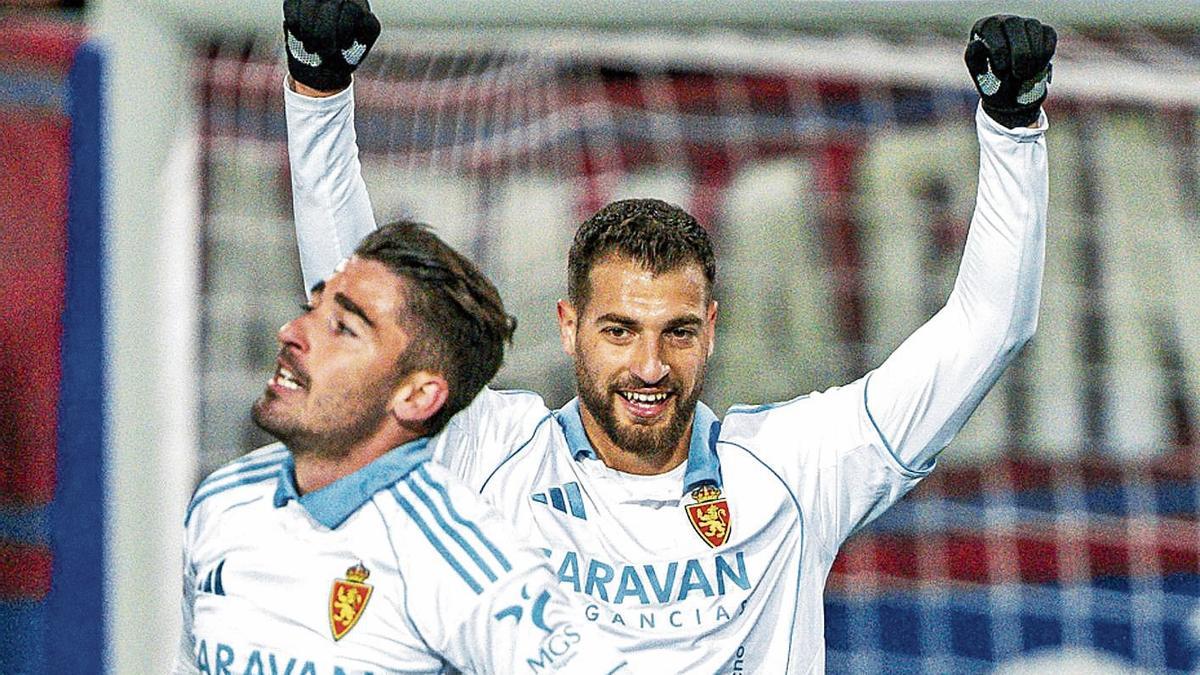 Bakis celebra el 1-2 en Ipurua con Toni Moya a su lado.