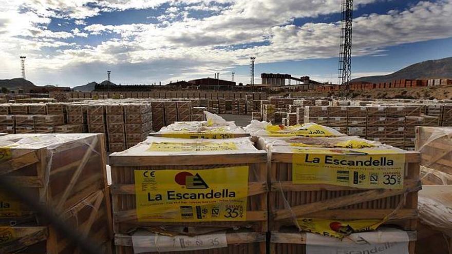 La cerámica La Escandella acumula en sus instalaciones más de 150.000 toneladas de material para la construcción que no puede vender por la crisis
