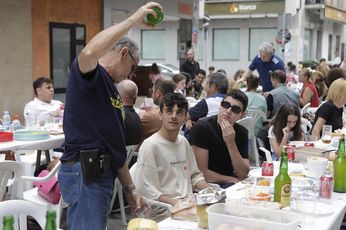 Asistentes a la primera edición de la comida en la calle de Laviana.