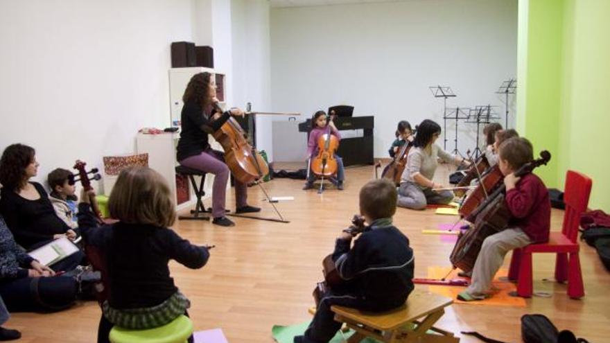 Un momento de una clase colectiva de violonchelos.