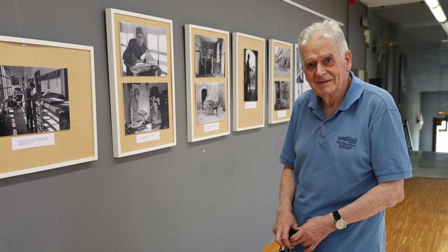 Albert Antonell Ribatallada visita l’exposició «Fer el servei a Puigcerdà el 1958», que s’exposa a l’Arxiu Comarcal de la Cerdanya