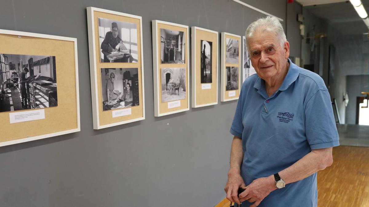 Albert Antonell Ribatallada visita l’exposició «Fer el servei a Puigcerdà el 1958», que s’exposa a l’Arxiu Comarcal de la Cerdanya