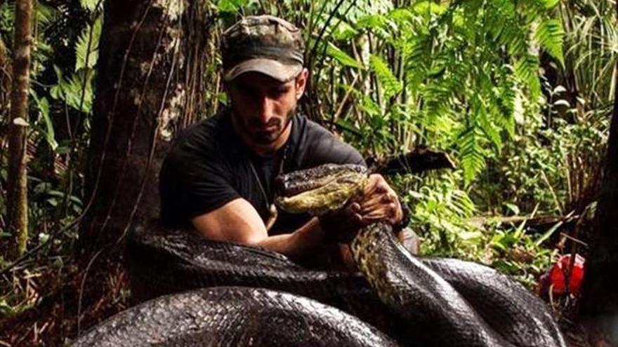 Imagen del reportero con una anaconda.