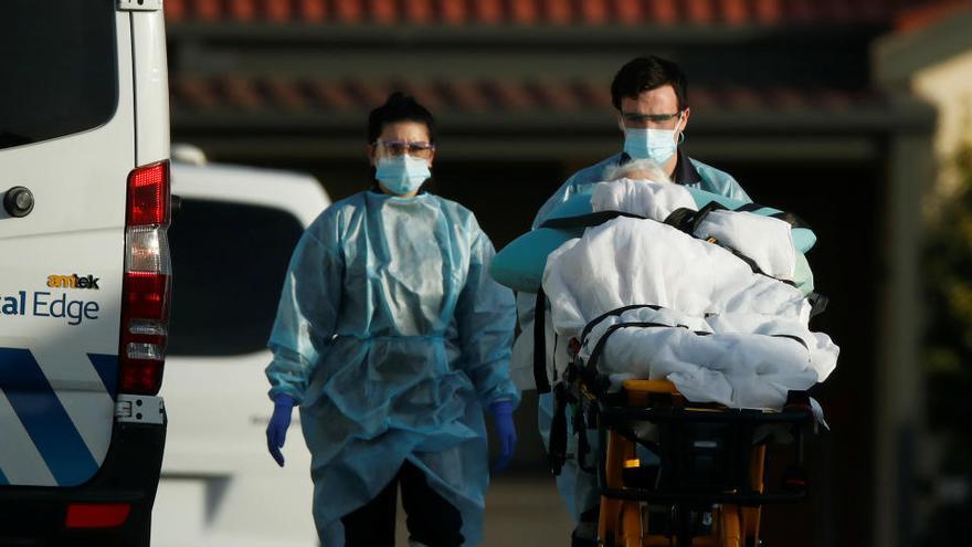 Sanitarios trasladan a un paciente en Melbourne.