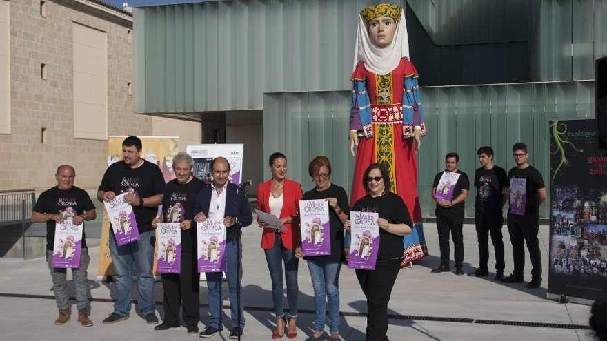 Representantes de Capitonis, la Diputación y el Ramos con el gigante de doña Urraca.