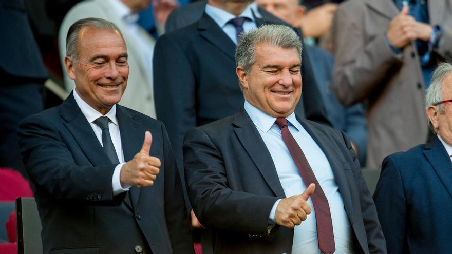 Rafa Yuste, vicepresidente deportivo del Barça, y Joan Laporta, en el palco del Camp Nou antes del Barça-Osasuna.