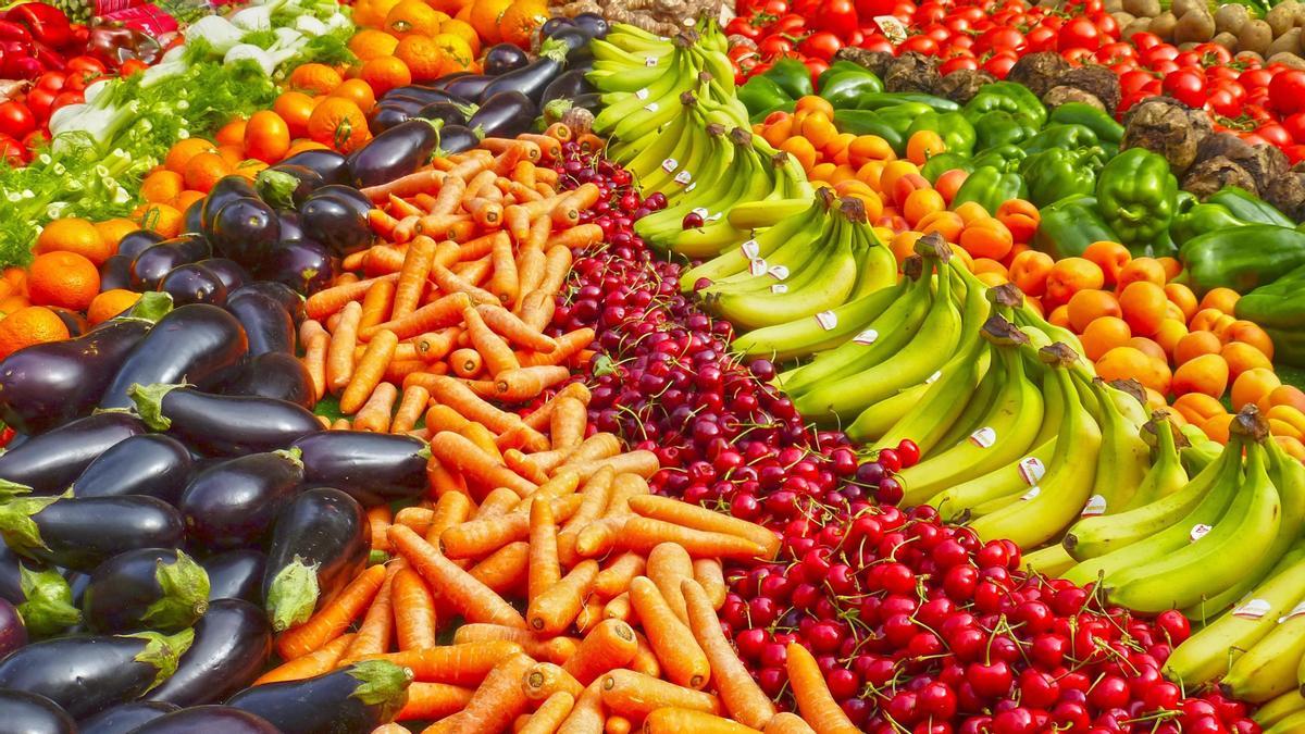 Bodegón de frutas y verduras en un supermercado.