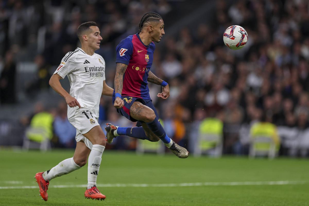 Raphinha eleva una vaselina sobre Lunin tras superar a Lucas en el clásico del Bernabéu.