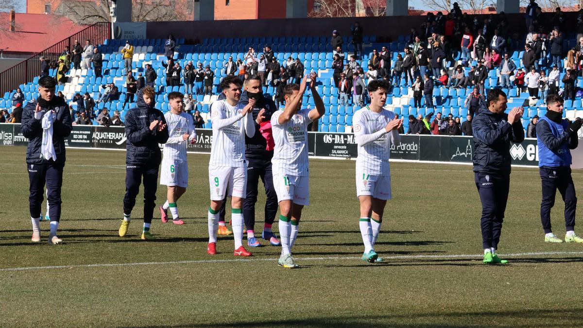 Jugadores del Córdoba CF aplauden a los aficionados blanquiverdes en el Reina Sofía.