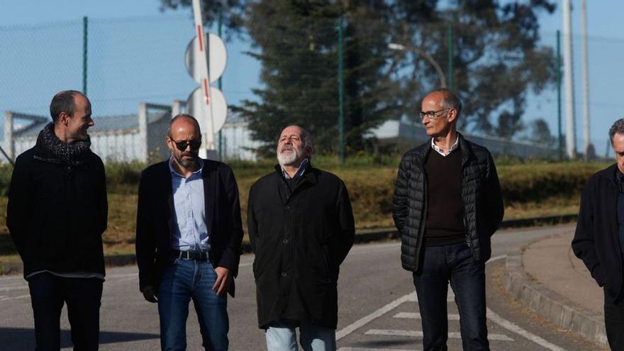 Chus Menéndez, en el centro de la imagen, acompañado, por la izquierda, por César Lebrato, Javier Díaz Dapena, Herminio Rodríguez y Marcelino Galán, en la salida del exsacerdote de la prisión de Asturias.