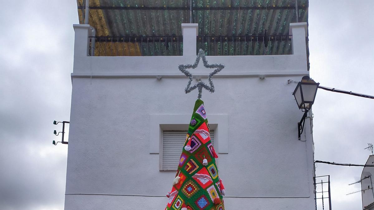 Las amas de casa de Torrejoncillo elaboran un árbol navideño de ganchillo