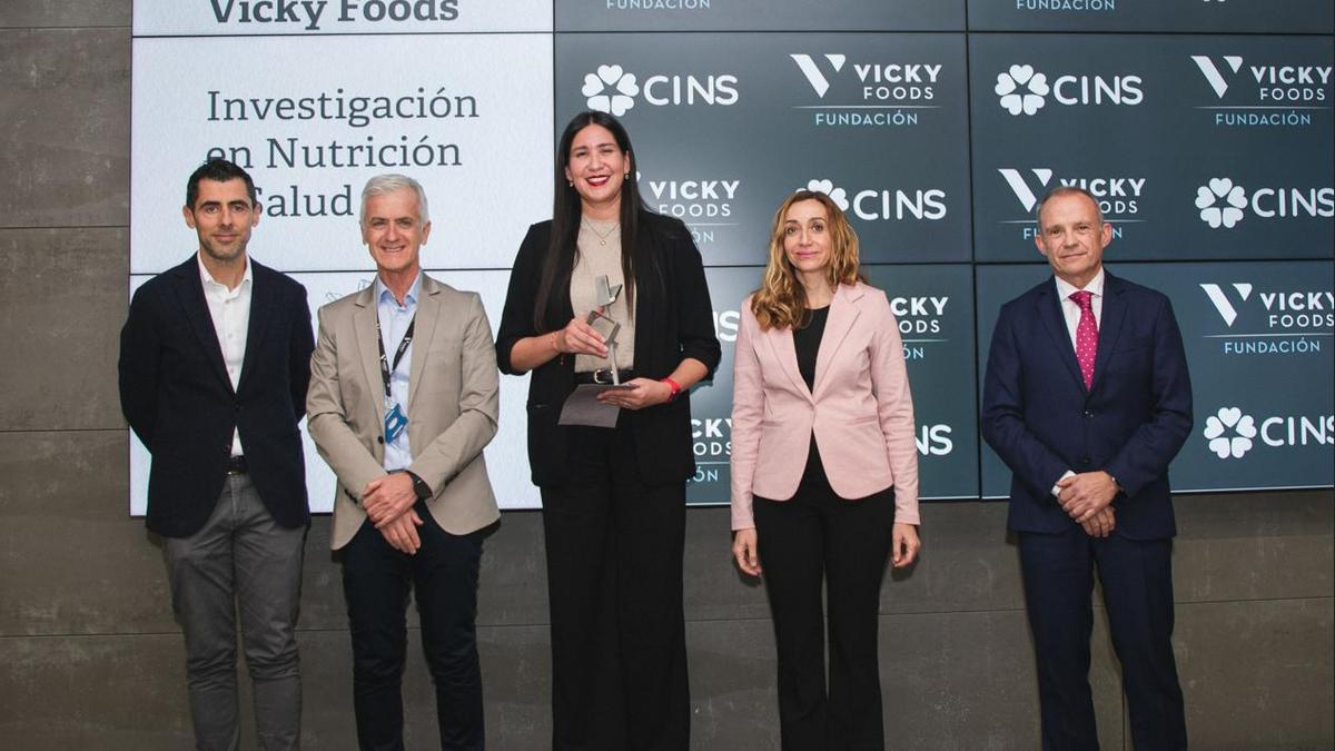 Rafael Juan, CEO de Vicky Foods, junto a Katherine Gutiérrez Luna, galardonada, Isaura Navarro, consellera de Agricultura y Transición Ecológica y otros directivos de la compañía