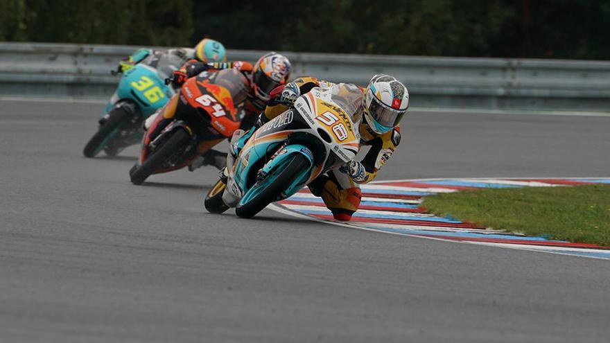 Guevara, liderando la carrera por delante de Bo Bendsneyder.