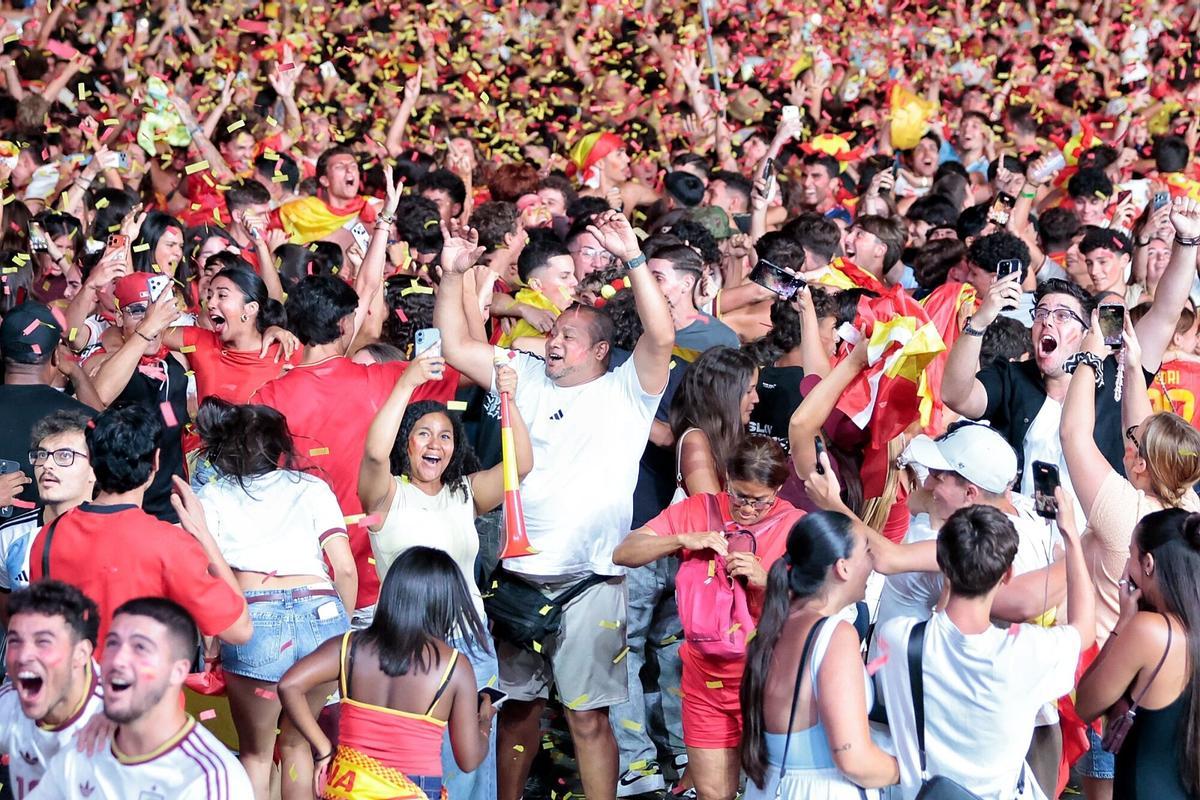 Imágenes del ambiente del partido de España en Santa Cruz