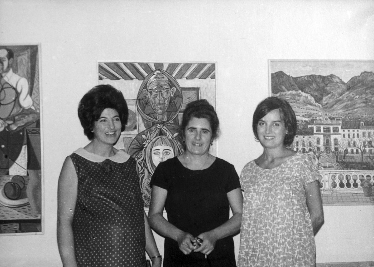 En el centro, Josefina, con dos amigas, en una imagen tomada en el museo de Quesada
