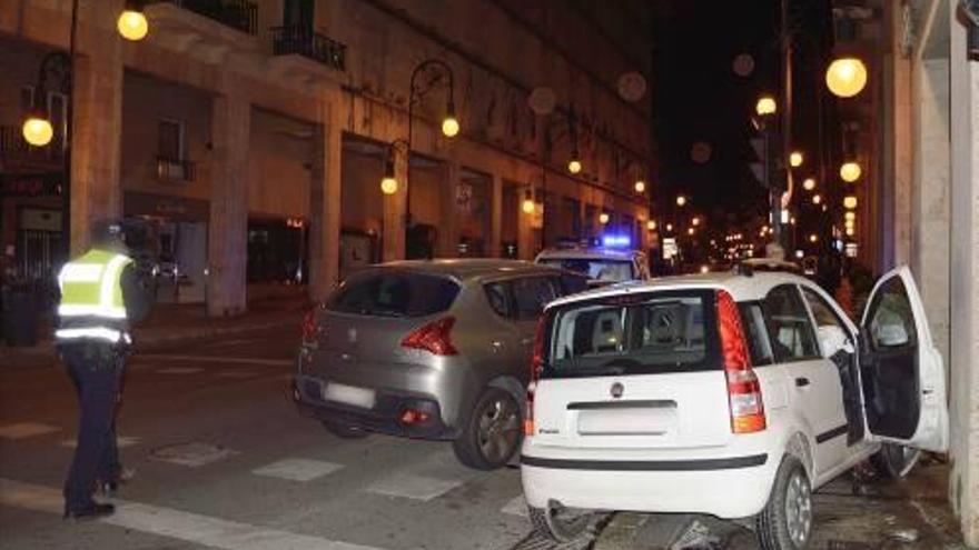 Un coche colisiona contra otro tras saltarse un semáforo en Jaume III