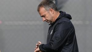 Flick mira su reloj en la ciudad deportiva azulgrana antes del Madrid-Barça en el Bernabéu.