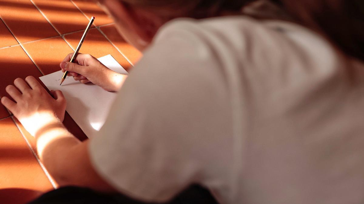 Una alumna canaria trabaja en el aula.